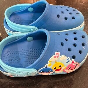 Crocs Unisex Child FunLab Baby Shark Clogs